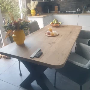 Eiken rechte tafel met afgeronde hoeken en X poten