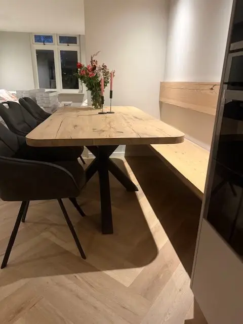 Eiken rechte tafel met afgeronde hoeken en Matrix poot - Afbeelding 3