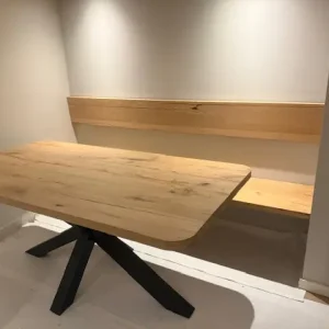 Eiken rechte tafel met afgeronde hoeken en Matrix poot